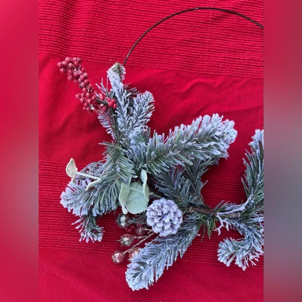 NWOT faux snowy pine, pinecones, & red berry Christmas Xmas wreath